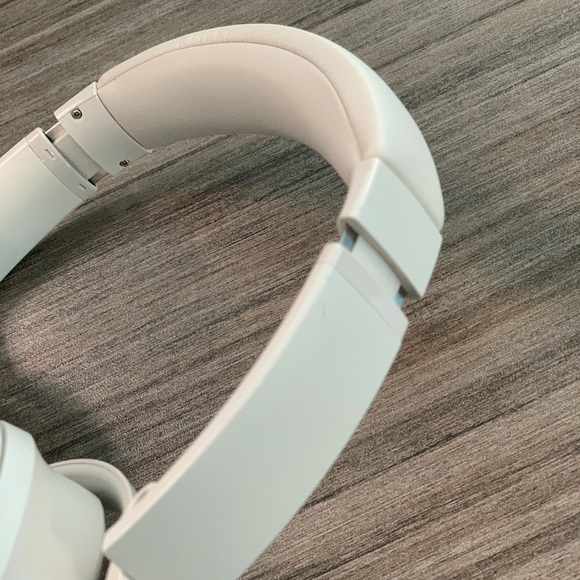 Bose QC 45 Taupe Over-ear Headphones - Picture 5 of 5